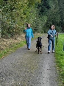 Intensivtraining: Linda erklärt einer Frau eine Übung, der Hund ist angespannt an der Schleppleine