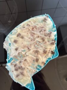 Hundeernährung: Beschäftigungsfutter in einer Silikonform