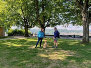 Welpen- und Flegelgruppe: Linda übt mit einem Hund-Mensch-Team, ruhig an der Leine zu sitzen