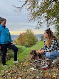 Pause beim Einzeltraining: Linda und eine Frau unterhalten sich, während der Hund am Boden liegt