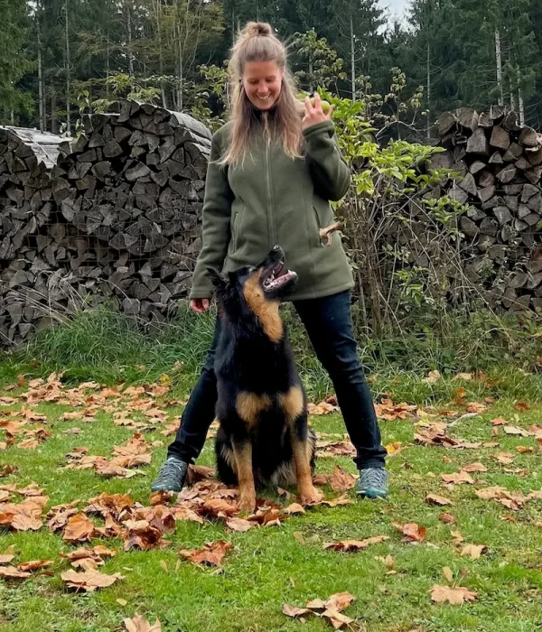 Linda übt mit Akay Ballspielen